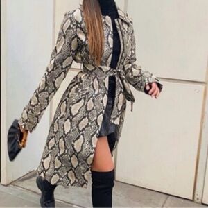 New Choosy Stylish Snake Print Women's Coat
Sz small